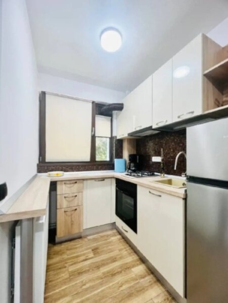 1 Decembrie Metrou, 4/10