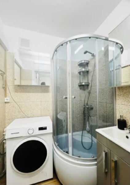 1 Decembrie Metrou, 4/10